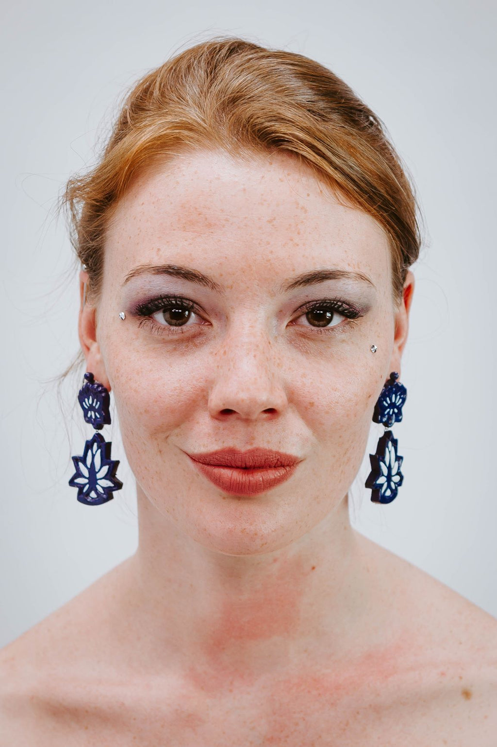 Lotus Pendant Bleu Nuit - Boucles d'oreilles - Azaadi, la mode responsable accessible
