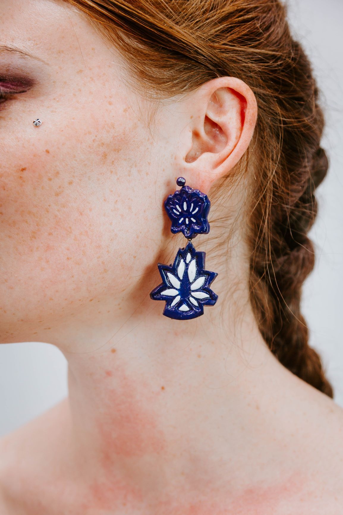 Lotus Pendant Bleu Nuit - Boucles d'oreilles - Azaadi, la mode responsable accessible