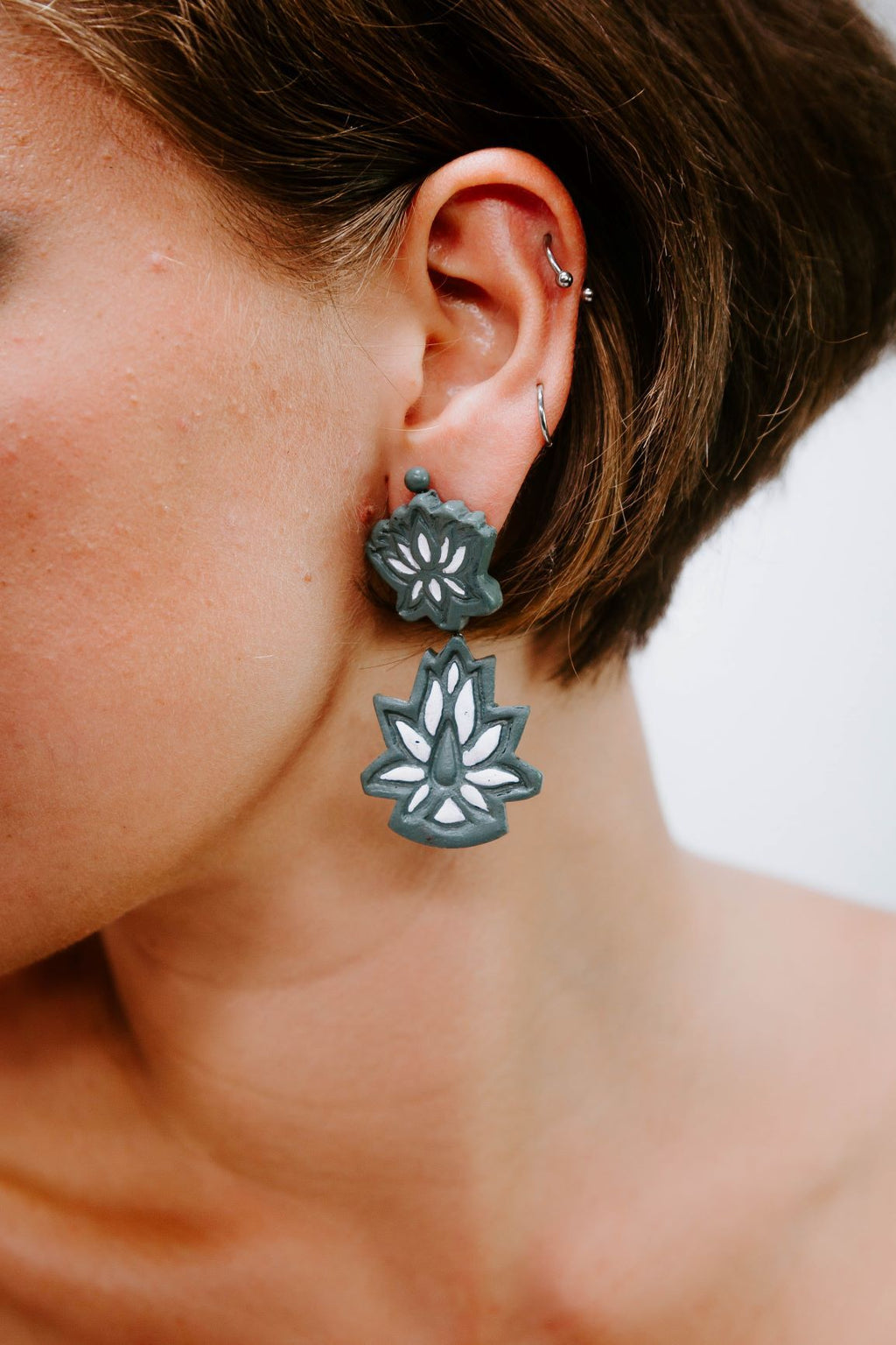 Lotus Pendant Gris - Boucles d'oreilles - Azaadi, la mode responsable accessible